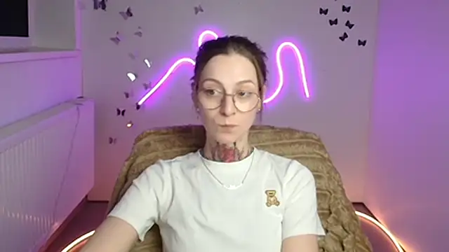 Snapshot of Esmi_Winter chatting on April 22, 2026, 11:39 am Esmi Winter online show from April 22, 2026, 11:39 am