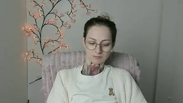 Snapshot of Esmi_Winter chatting on May 18, 2026, 5:40 pm Esmi Winter online show from May 18, 2026, 5:40 pm
