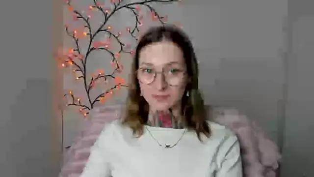 Snapshot of Esmi_Winter chatting on April 14, 2026, 5:29 pm Esmi Winter online show from April 14, 2026, 5:29 pm