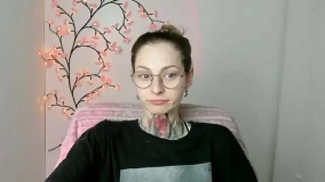 Snapshot of Esmi_Winter chatting on May 12, 2026, 5:52 pm Esmi Winter online show from May 12, 2026, 5:52 pm