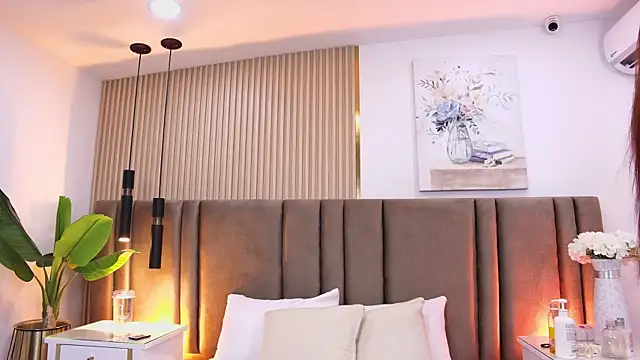 SaraLugo online show from April 1, 2026, 7:44 pm