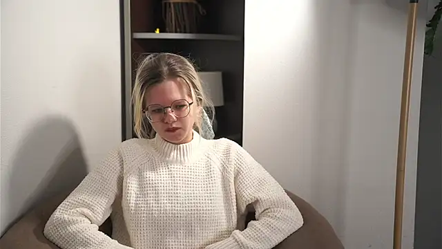 JuleeAndrea online show from February 10, 2026, 4:55 am