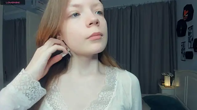 LavenderMitten online show from May 11, 2026, 5:42 am