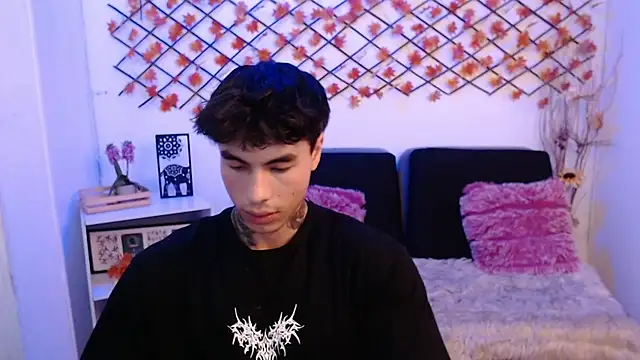 Snapshot of IanWest_ chatting on June 10, 2026, 6:42 pm IanWest online show from June 10, 2026, 6:42 pm