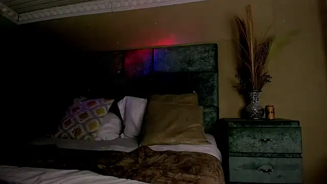 NoaahTylor online show from May 3, 2026, 4:06 am