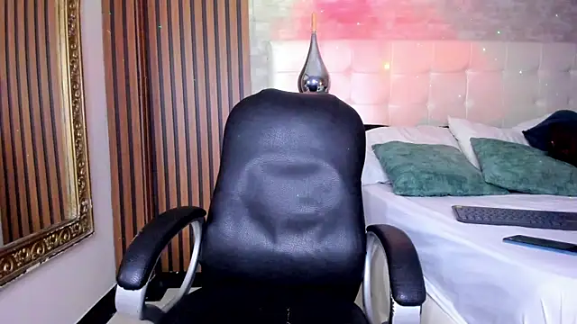 NoaahTylor online show from May 7, 2026, 4:17 am