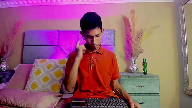 NoaahTylor online show from May 3, 2026, 9:51 pm