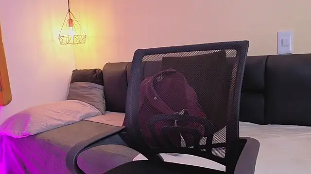 Hanna Williams   online show from March 27, 2026, 8:32 pm