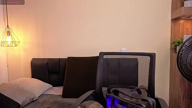 Hanna Williams   online show from March 7, 2026, 3:02 am