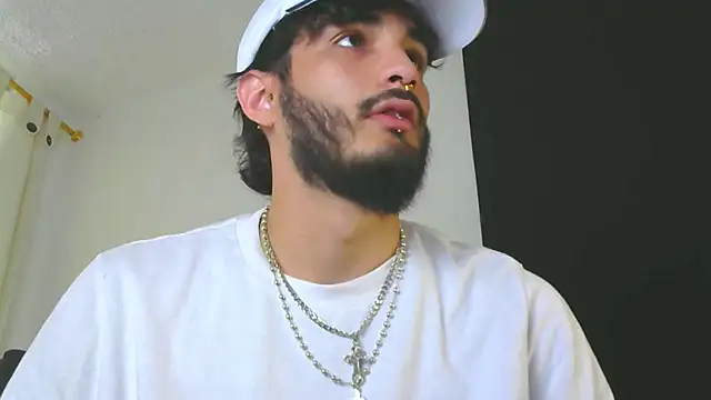 LovexJuxn8 online show from February 18, 2026, 7:32 pm