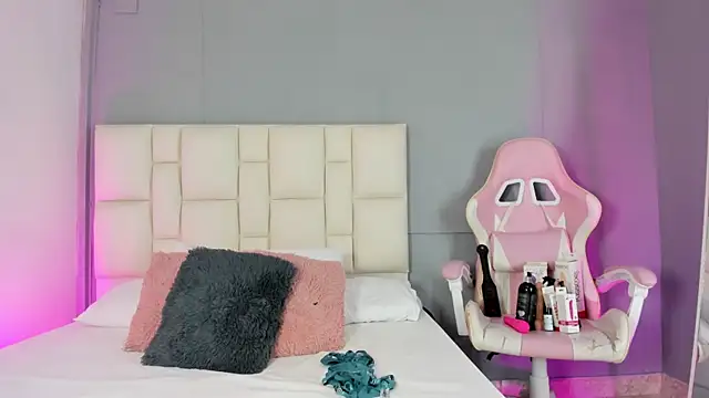 Snapshot of Zaphiro__Sky chatting on March 21, 2026, 8:52 am Zaphiro Sky online show from March 21, 2026, 8:52 am