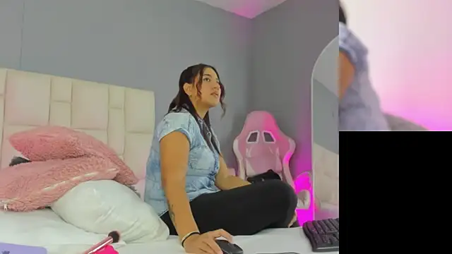 Snapshot of Zaphiro__Sky chatting on March 30, 2026, 8:49 am Zaphiro Sky online show from March 30, 2026, 8:49 am