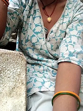 Snapshot of Desi_Couple_P chatting on May 14, 2026, 1:13 am Desi Couple P online show from May 14, 2026, 1:13 am