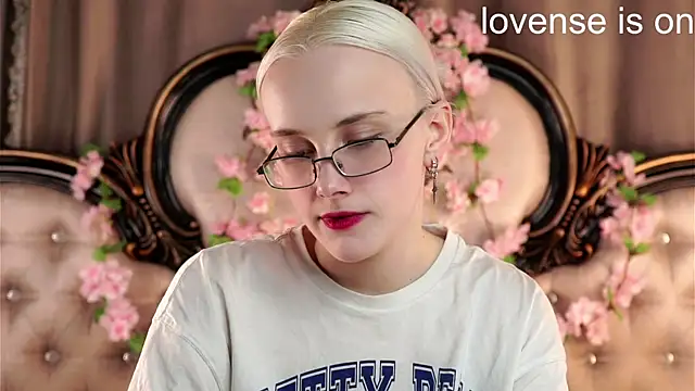 Snapshot of KirstinMcgeady chatting on April 23, 2026, 11:16 am KirstinMcgeady online show from April 23, 2026, 11:16 am