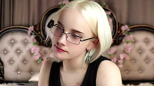 Snapshot of KirstinMcgeady chatting on April 30, 2026, 11:28 am KirstinMcgeady online show from April 30, 2026, 11:28 am