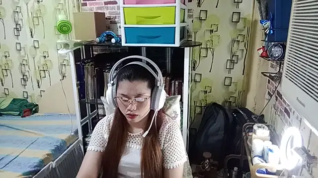 Snapshot of TennieReichow chatting on March 31, 2026, 11:01 am TennieReichow online show from March 31, 2026, 11:01 am