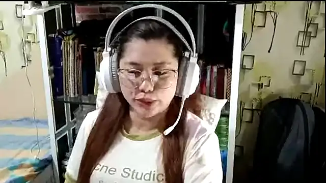 Snapshot of TennieReichow chatting on March 19, 2026, 2:11 am TennieReichow online show from March 19, 2026, 2:11 am
