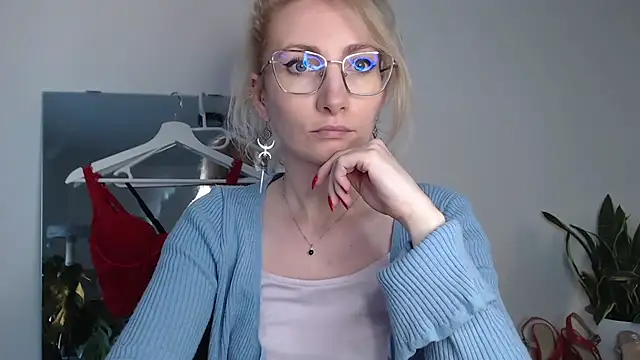 CinderellaMoon online show from April 1, 2026, 5:31 am