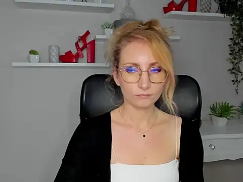 CinderellaMoon online show from March 11, 2026, 6:29 am