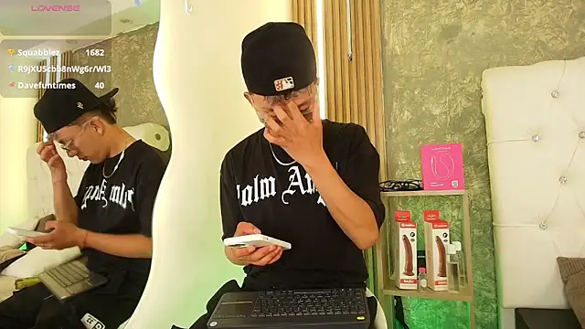 Snapshot of Dark_Nico chatting on April 8, 2026, 3:52 am Dark Nico online show from April 8, 2026, 3:52 am