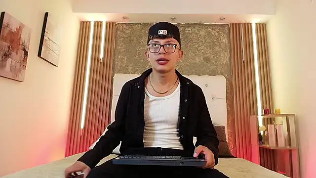 Snapshot of Dark_Nico chatting on March 19, 2026, 3:50 am Dark Nico online show from March 19, 2026, 3:50 am