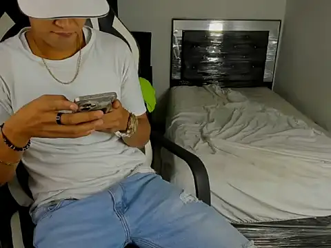 Snapshot of badboy_master chatting on March 4, 2026, 10:28 pm badboy master online show from March 4, 2026, 10:28 pm