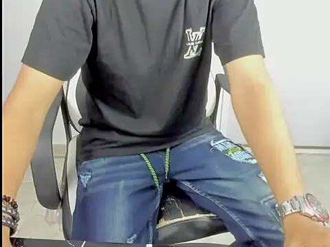 Snapshot of badboy_master chatting on February 19, 2026, 7:33 pm badboy master online show from February 19, 2026, 7:33 pm