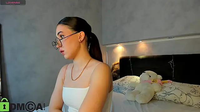 Snapshot of Emily_Lews chatting on March 6, 2026, 1:00 am Emily Lews online show from March 6, 2026, 1:00 am