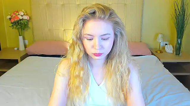 Snapshot of Linda__Bloom chatting on May 9, 2026, 12:58 am Linda Bloom online show from May 9, 2026, 12:58 am