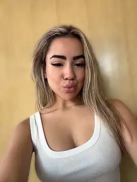 bellabarbiex online show from April 21, 2026, 6:14 pm