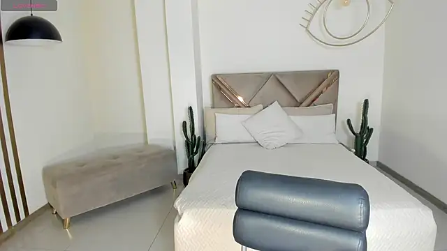 CarolineEvans x online show from March 19, 2026, 4:01 am