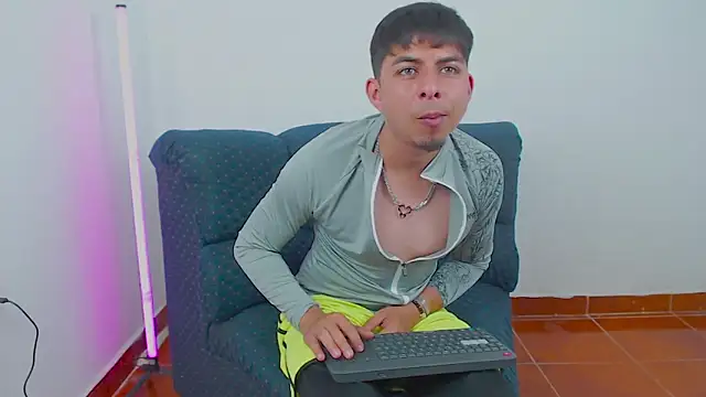 Snapshot of polloCol4U chatting on April 1, 2026, 4:14 am polloCol4U online show from April 1, 2026, 4:14 am