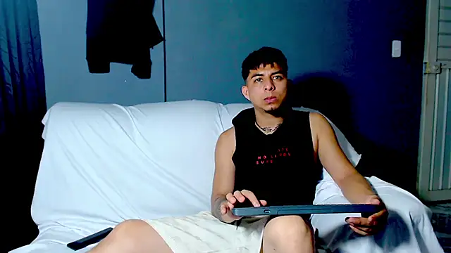 Snapshot of polloCol4U chatting on March 12, 2026, 12:27 am polloCol4U online show from March 12, 2026, 12:27 am