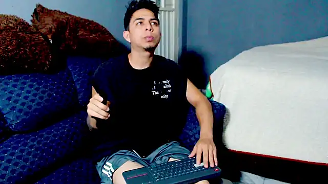 Snapshot of polloCol4U chatting on March 6, 2026, 11:11 pm polloCol4U online show from March 6, 2026, 11:11 pm