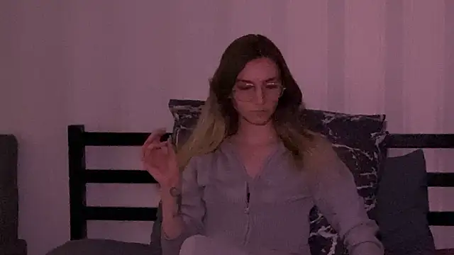 missmiroslava online show from March 3, 2026, 7:54 pm