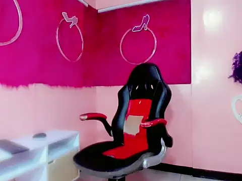 Karlaa Hernandez  online show from April 8, 2026, 7:37 pm