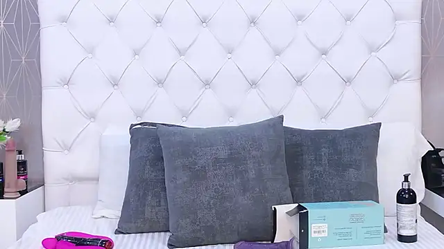 AntonellaEscudero online show from May 10, 2026, 3:58 pm