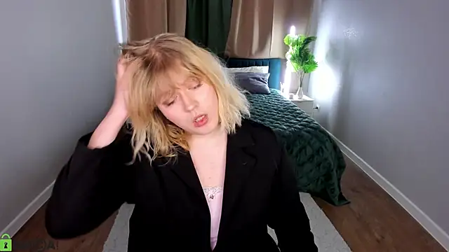 Snapshot of luna_c0ra chatting on March 12, 2026, 9:35 am luna c0ra online show from March 12, 2026, 9:35 am