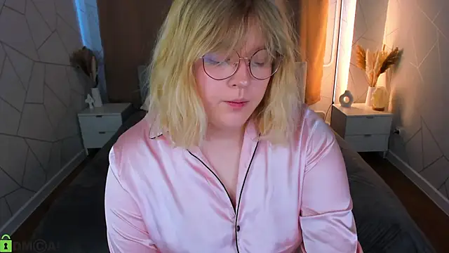 Snapshot of luna_c0ra chatting on April 5, 2026, 1:12 am luna c0ra online show from April 5, 2026, 1:12 am