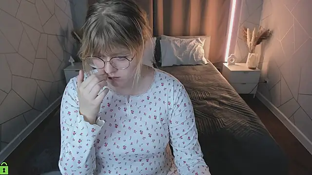 Snapshot of luna_c0ra chatting on March 27, 2026, 1:03 am luna c0ra online show from March 27, 2026, 1:03 am