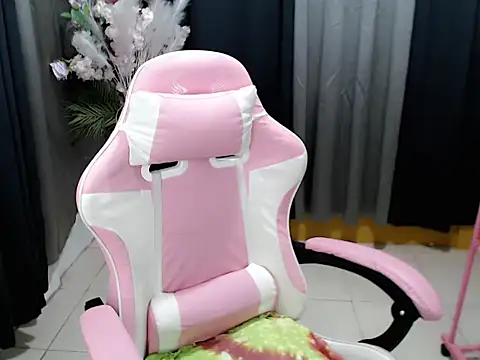 Snapshot of HoneyAfterDark_ chatting on April 8, 2026, 2:02 am HoneyAfterDark online show from April 8, 2026, 2:02 am