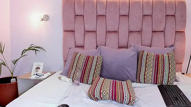 cloerosee1 online show from April 7, 2026, 5:15 pm