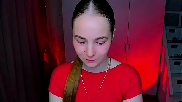 Snapshot of Maddy_Wood_ chatting on May 17, 2026, 2:39 pm Maddy Wood online show from May 17, 2026, 2:39 pm
