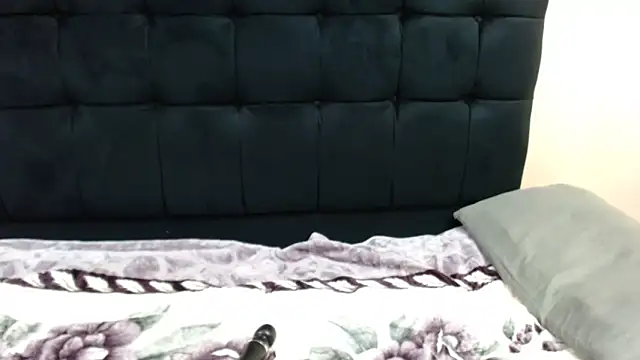 OnionBooty3573 online show from May 7, 2026, 8:01 pm