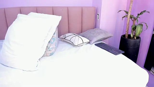 Snapshot of camila_scoth chatting on April 1, 2026, 1:41 pm camila scoth online show from April 1, 2026, 1:41 pm