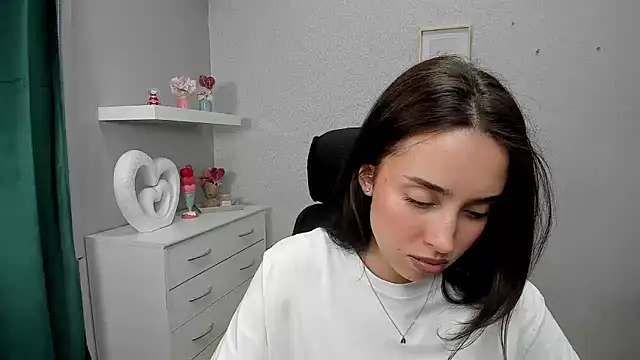 Snapshot of AdeleSolo chatting on April 7, 2026, 5:42 am AdeleSolo online show from April 7, 2026, 5:42 am