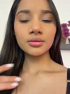 AlessiaVallmont online show from February 24, 2026, 7:04 pm