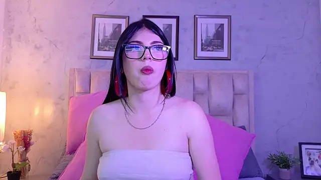 IsabellaRossi online show from May 6, 2026, 8:35 pm