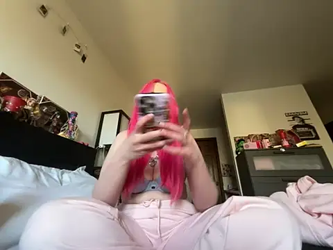 Snapshot of pinkhairfun16 chatting on March 11, 2026, 10:48 pm pinkhairfun16 online show from March 11, 2026, 10:48 pm