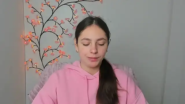 KissMeJulia online show from March 13, 2026, 6:18 am